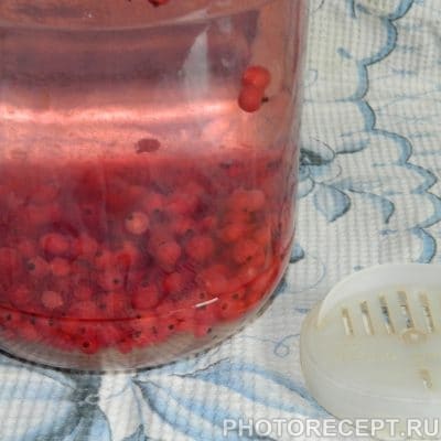 Фото рецепта - Компот из красной смородины на зиму - шаг 4
