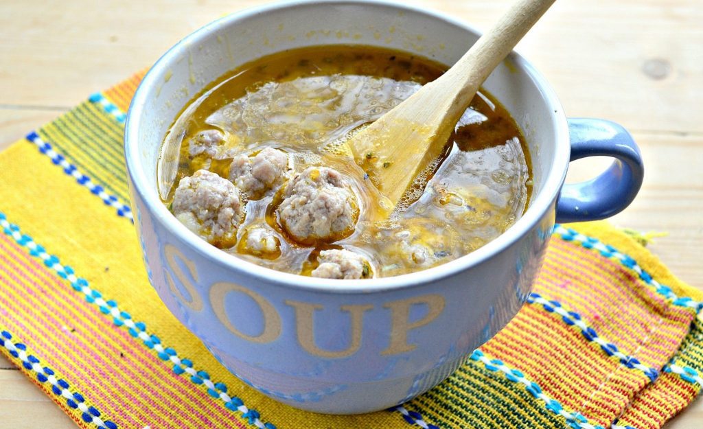 Куриный бульон с фрикадельками
