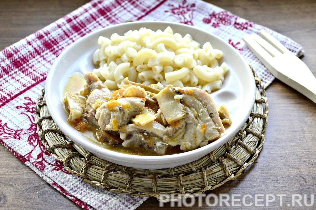 Курица, тушеная с грибами на сковороде
