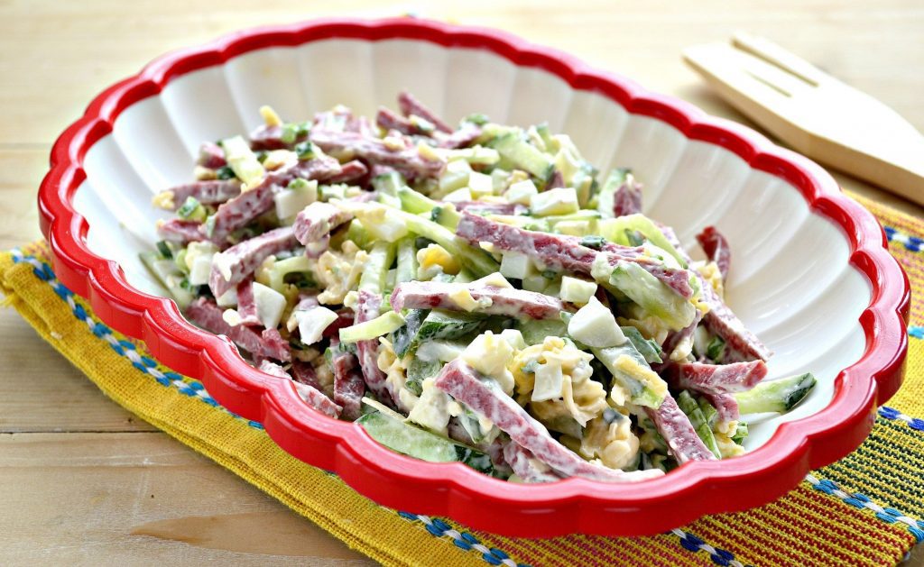 Сытный салат с копченой колбасой и сыром