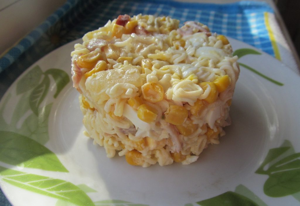 Салат с ананасами, копченой курицей и кукурузой