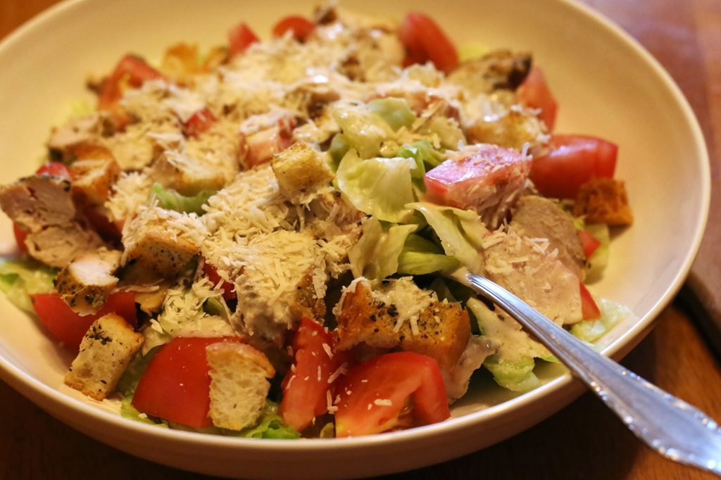 Салат Цезарь с курицей