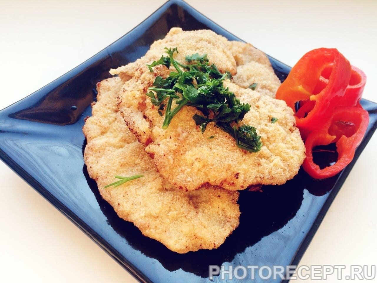 отбивные из индейки. шницель из куриной грудки в панировке. шницель куриный в панировке. австрийский шницель. шницель в сухарях.