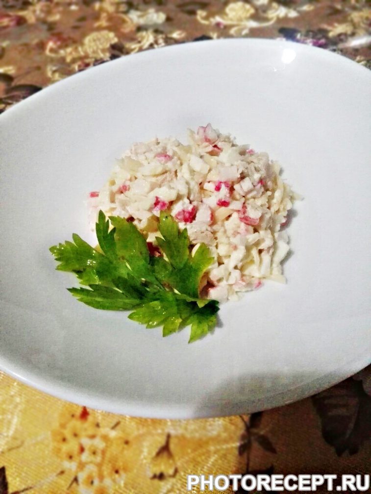 Крабовый салат с курицей и чесноком
