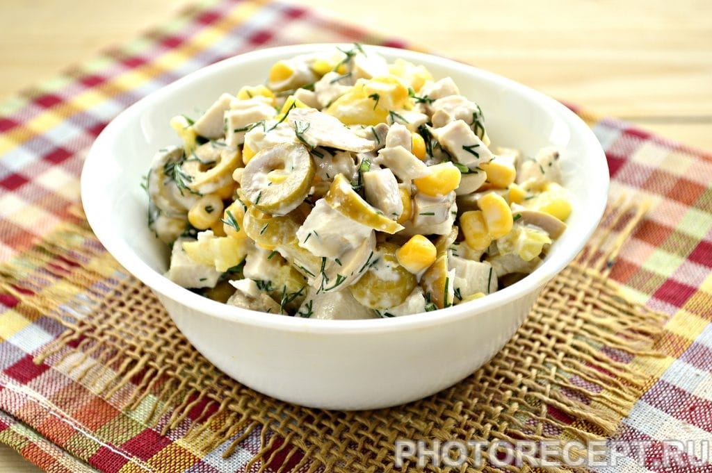 Салат с куриной грудкой и оливками