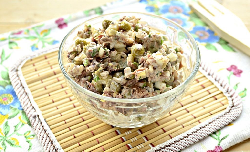 Салат с консервированным тунцом и рисом