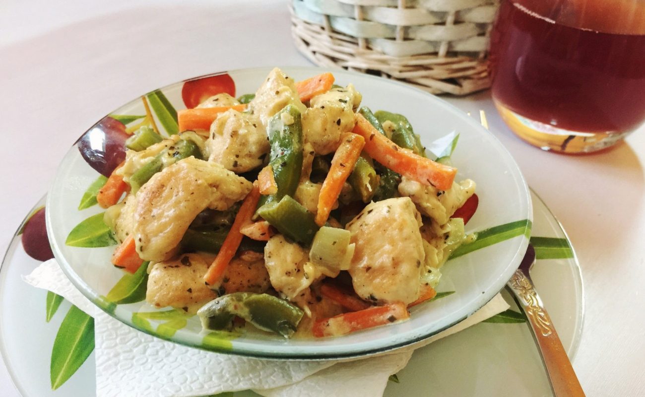 Куриное филе со стручковой фасолью в сметанном соусе