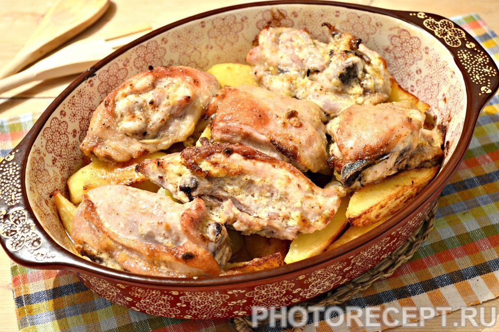 Картофель, запеченный с куриными бедрами в духовке