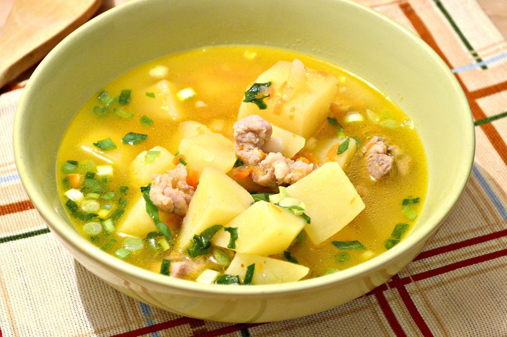 Картофельный суп со свининой и овощами