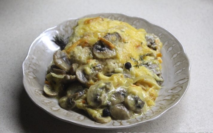 Куриные котлеты под грибной сырной шубой