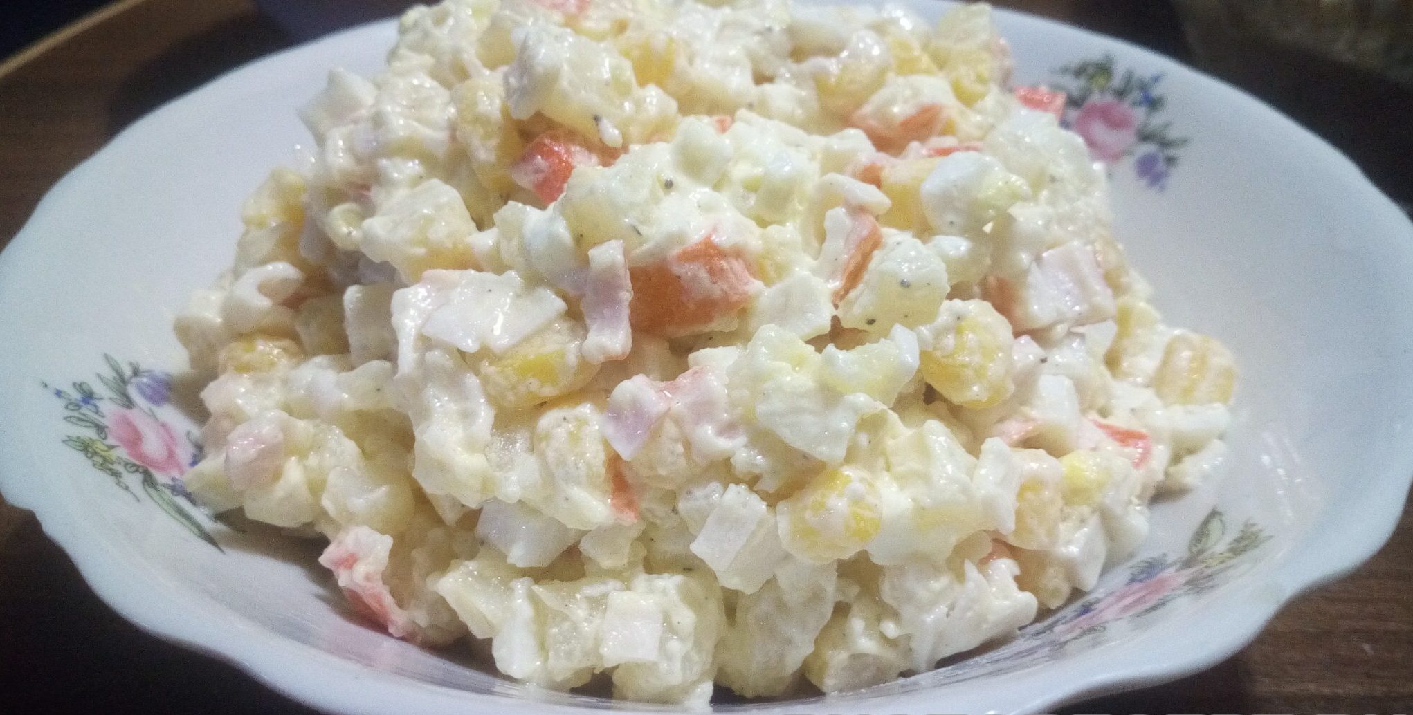 Сырный салат с крабовыми палочками. Салат с кальмарами и крабовыми палочками и кукурузой. Салат из крабовых палочек и яиц. Крабовый салат с луком. Салат с крабовыми палочками и огурцом.