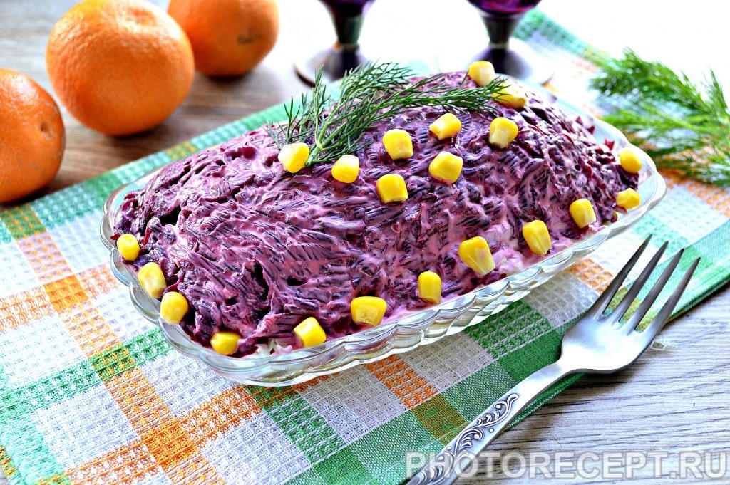Праздничный салат «Селедка под шубой» с яблоком и яйцом