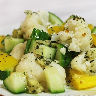 Салат из цветной капусты с огурцом и перцем - рецепт с фото