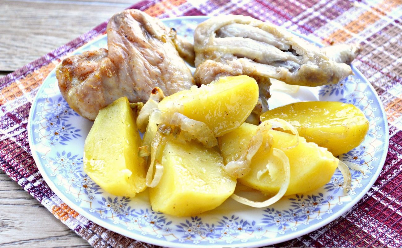 Куриные крылышки с картофелем в духовке