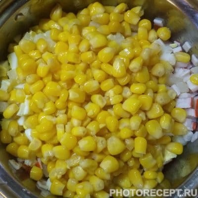 Фото рецепта - Простой крабовый салат с картофелем - шаг 3