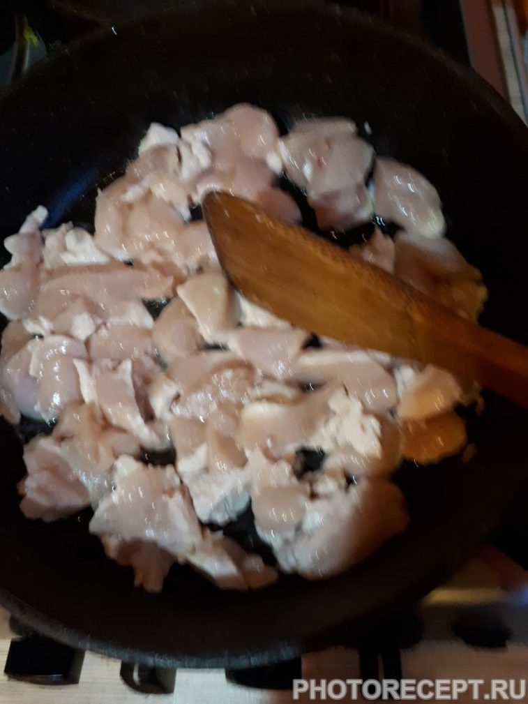 Фото рецепта - Нежная курица с овощами, тушеная в сметане - шаг 3