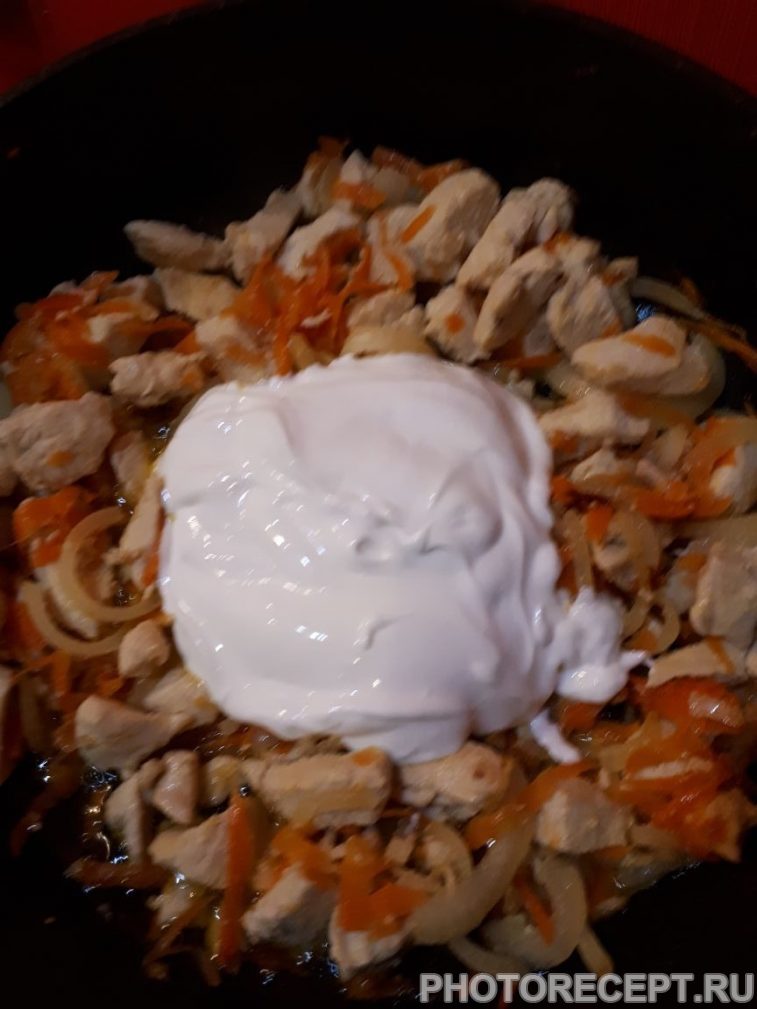 Фото рецепта - Нежная курица с овощами, тушеная в сметане - шаг 7