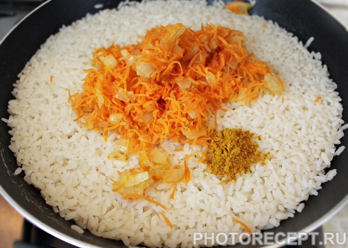 Фото рецепта - Гарнир из риса с морковью и карри - шаг 3
