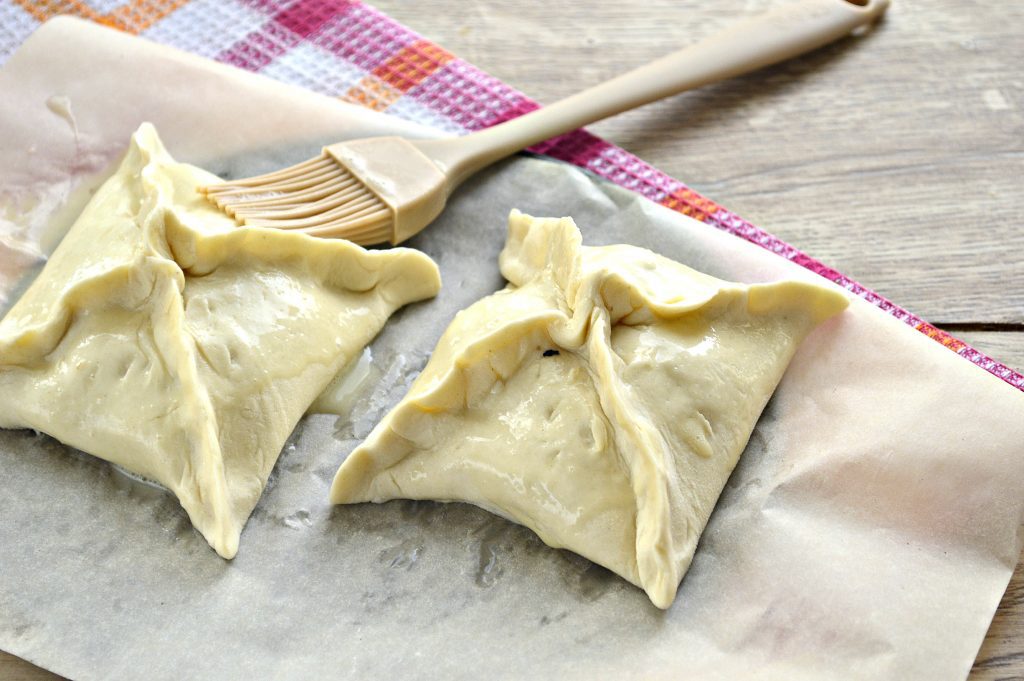 Фото рецепта - Пирожки с мясным фаршем в духовке - шаг 5