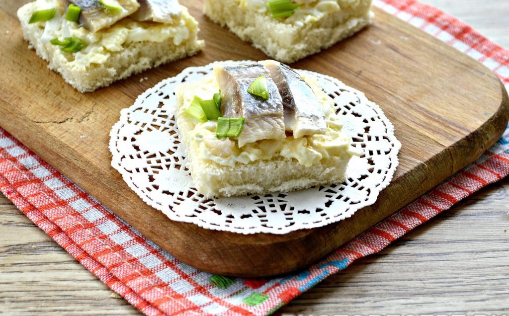 Бутерброды с яйцом и сельдью