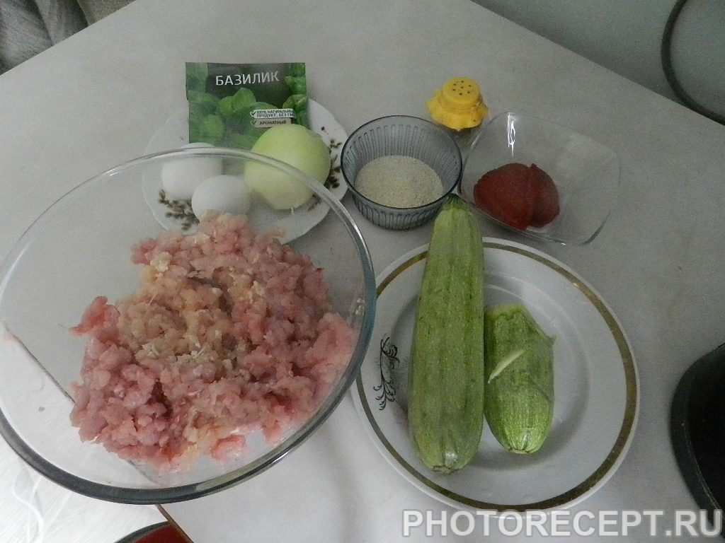 Фото рецепта - Греческие тефтели из индейки с кабачками - шаг 1