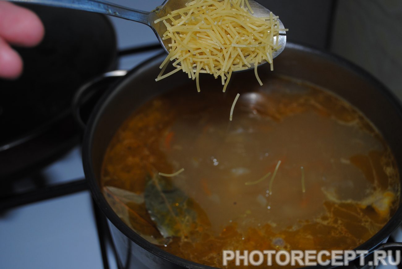 Макаронный суп с курицей с картошкой в кастрюле пошаговый. Вермишель паутинка. Как сварить вермишелевый. Вермишель на сковороде без варки. Как сварить вермишелевый.