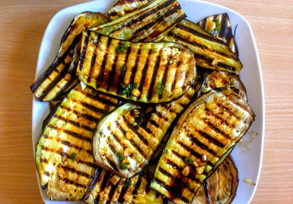 Баклажаны с чесноком, на гриле