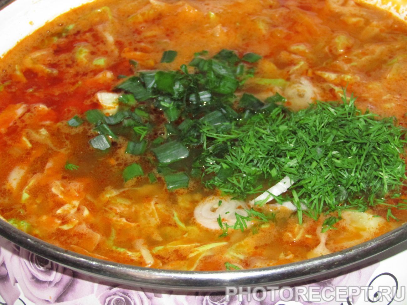 Красный борщ с индейкой, шпинатом и молодой капустой