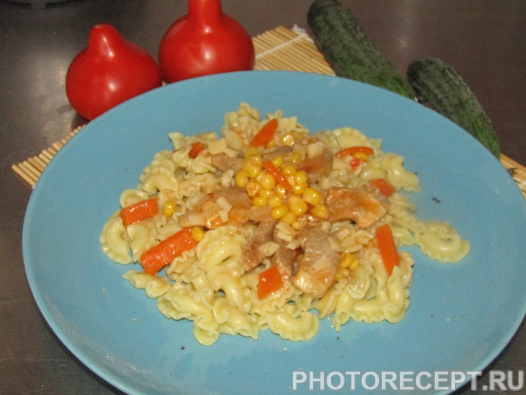 Фото рецепта - Паста с рагу из свинины и консервированной кукурузы - шаг 6
