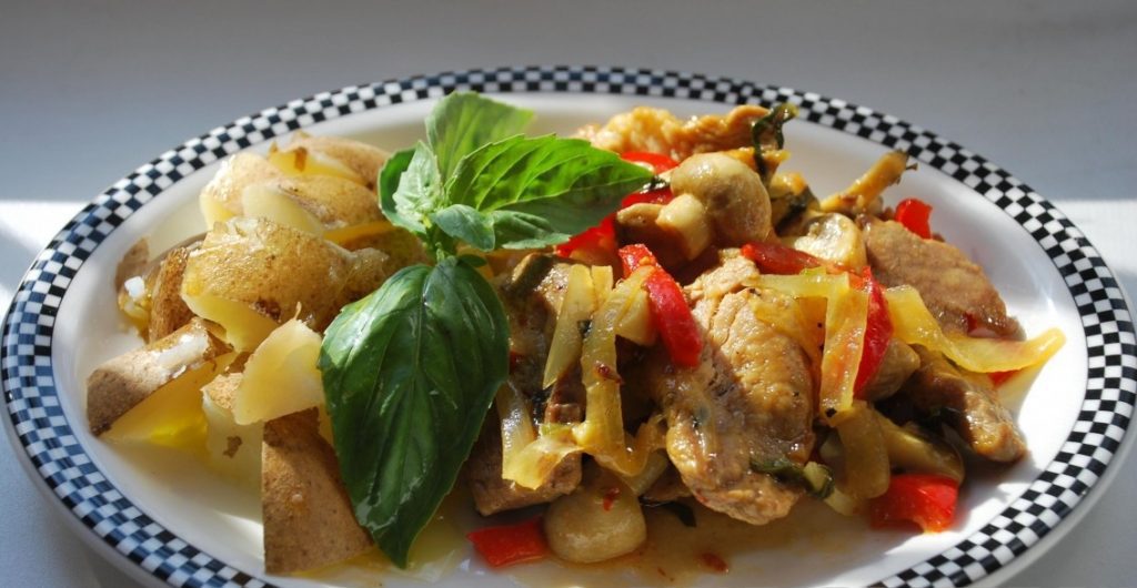 Нежная тушеная говядина с овощами в пакете для запекания