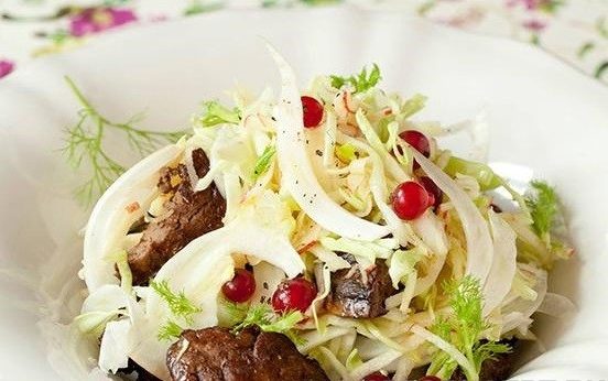 Легкий смородиновый салат с яблоком и куриной печенкой