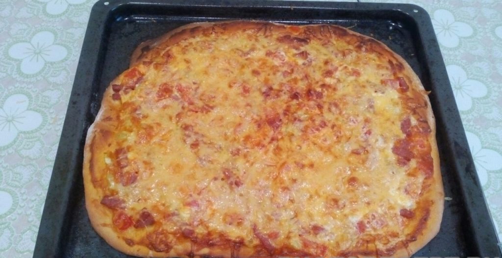 Домашняя пицца с овощами и колбаской