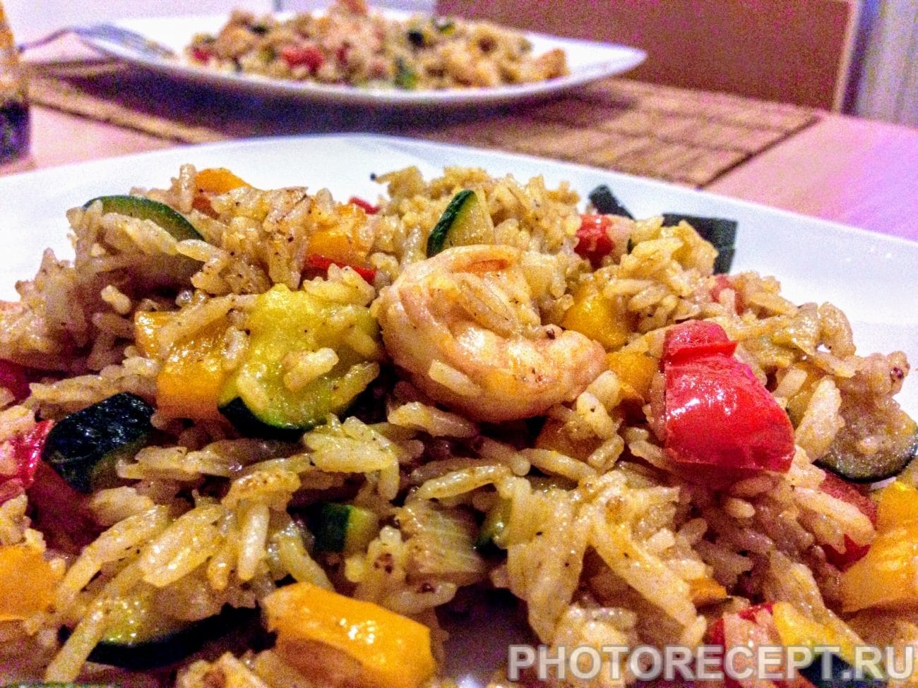 тайский жареный рис. пареный рис по азиатский. пареный рис по азиатский. жареный рис по азиатски. рис с курицей и овощами по азиатски.