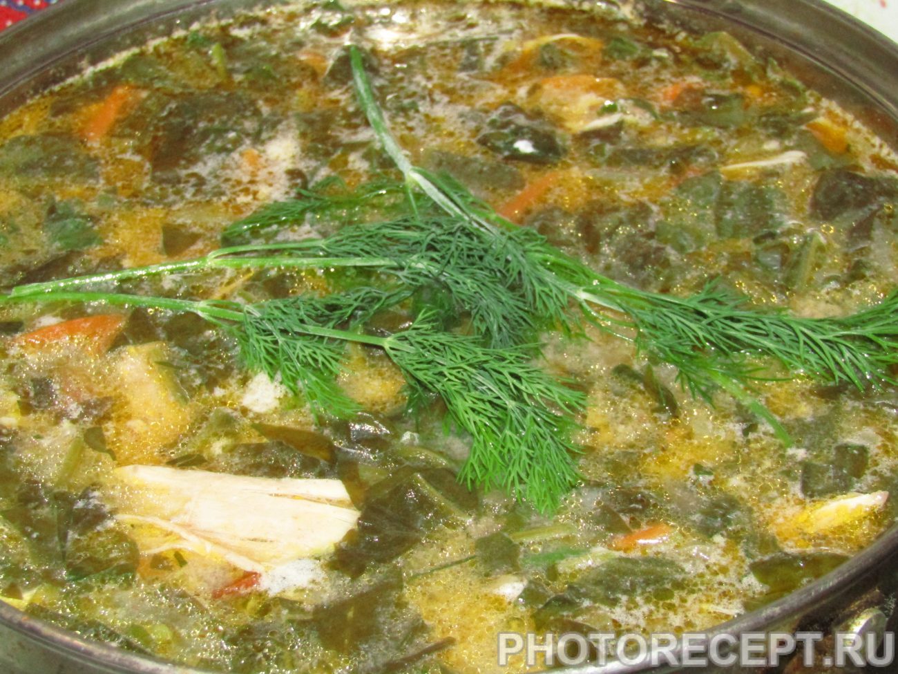 Зелёный борщ со щавелем и стручковой фасолью, на курином бульоне