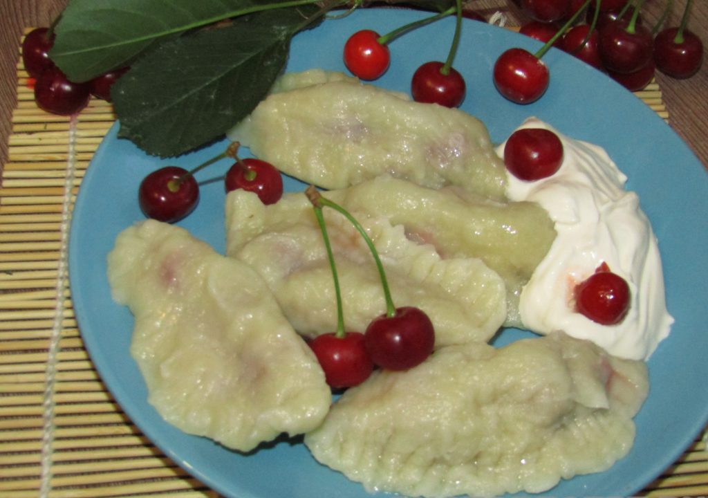 Вареники сахарные с вишней