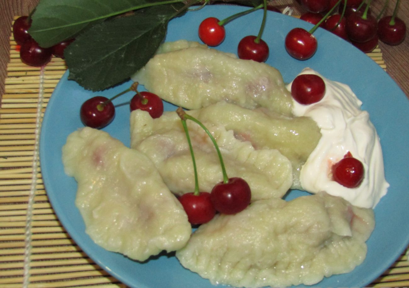 Вареники сахарные с вишней