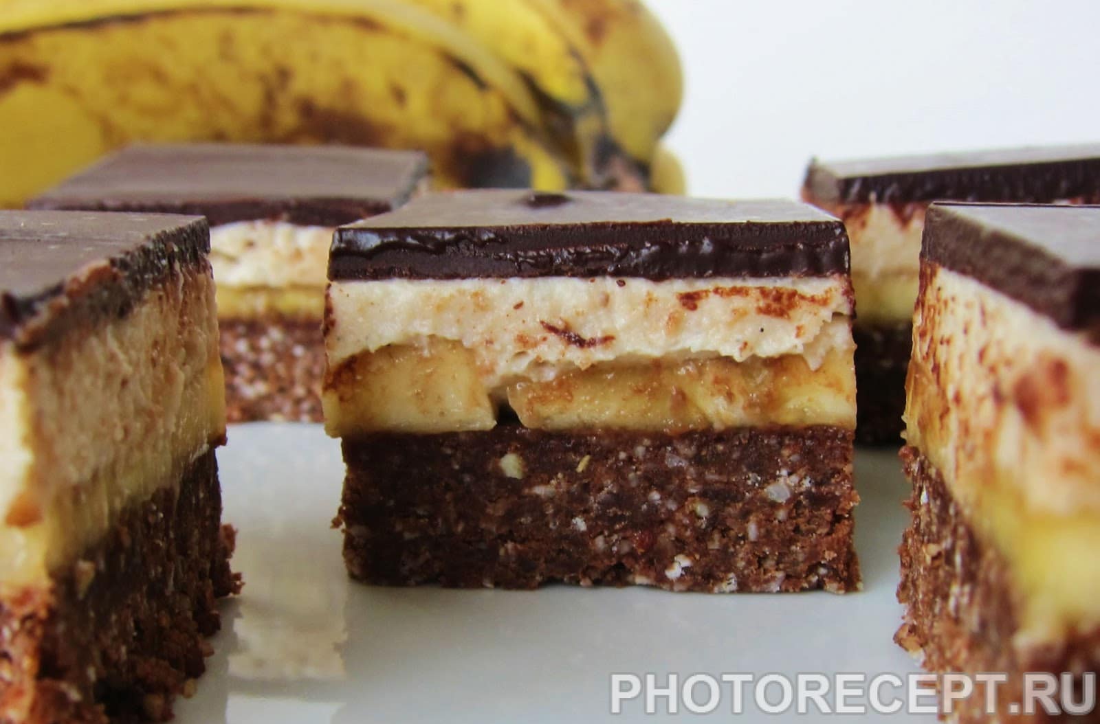 Песочные пирожные с овсяными хлопьями, шоколадом и кокосовой стружкой