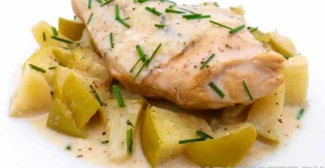 Филе курицы с яблоками, тушеное в яблочном сидре и сметане