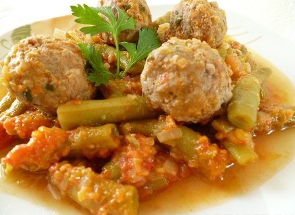 Фрикадельки со стручковой фасолью и пикантным кабачковым соусом