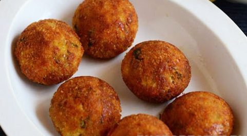 Котлеты из мясного фарша с начинкой из сыра и зелени