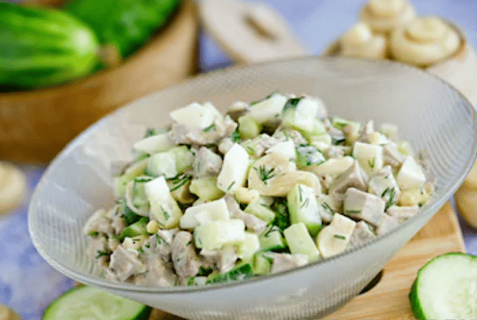 Мясной салат с огурцами, шампиньонами и яичком