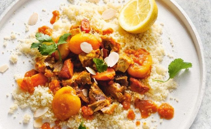 Пряная свинина, запеченная в духовке с курагой и кумкватом