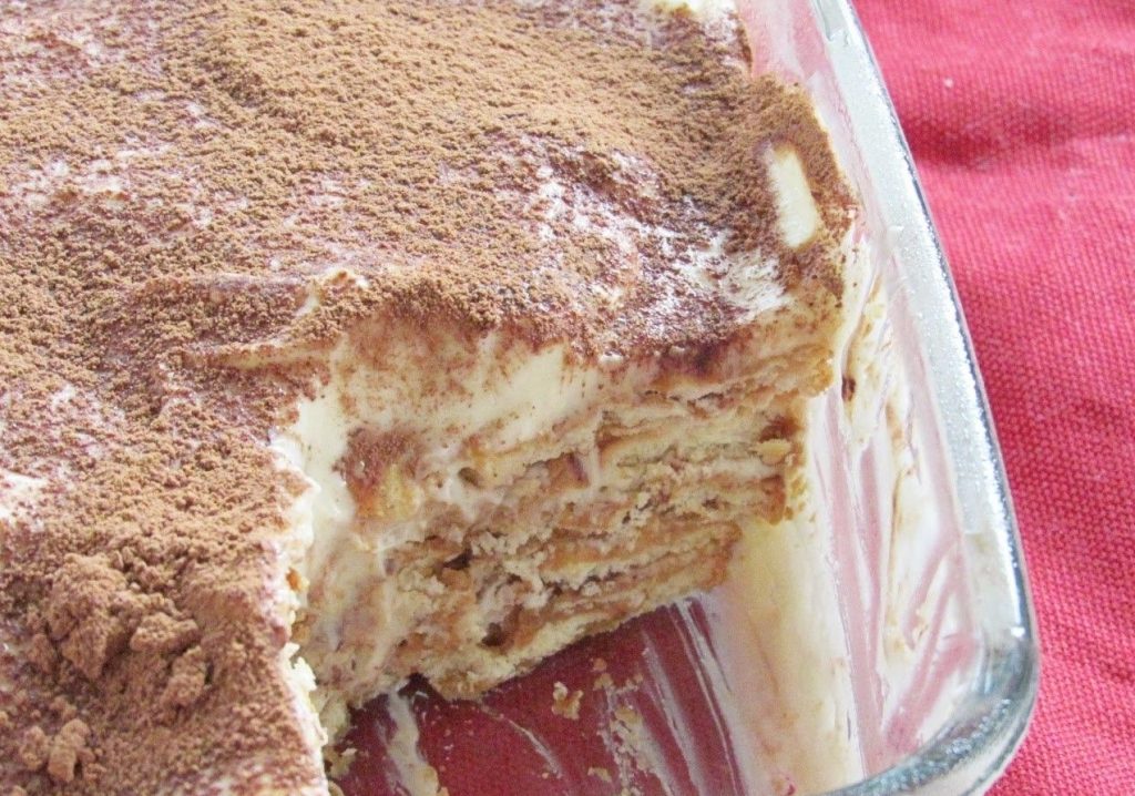 Слоеный торт с печеньем и кремом из сгущенки без выпечки