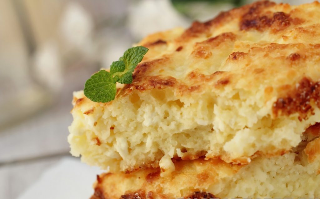 Творожная запеканка на манке и сметане