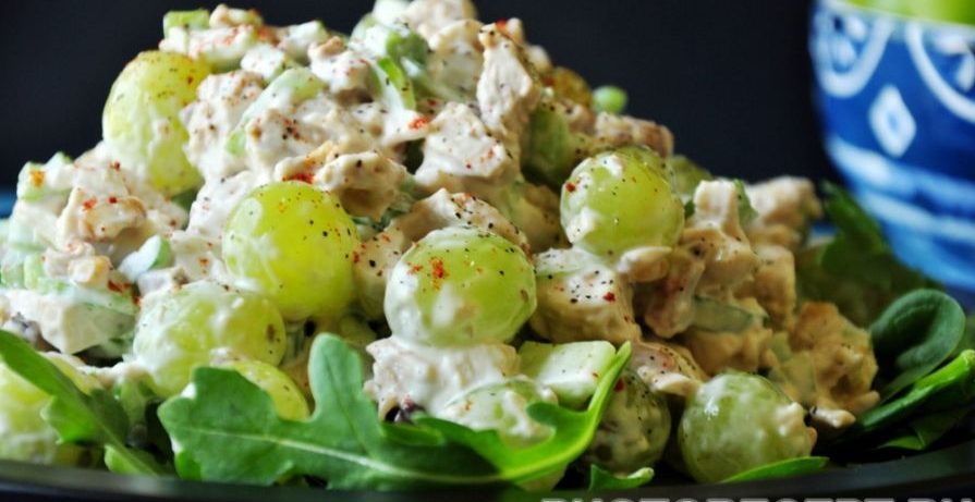 Венецианский салат с виноградом и куриной грудкой