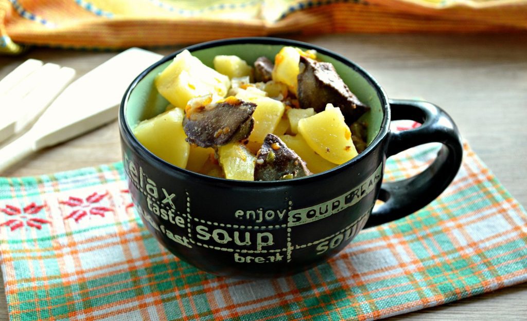 Картофель, тушеный с печенью в кастрюле