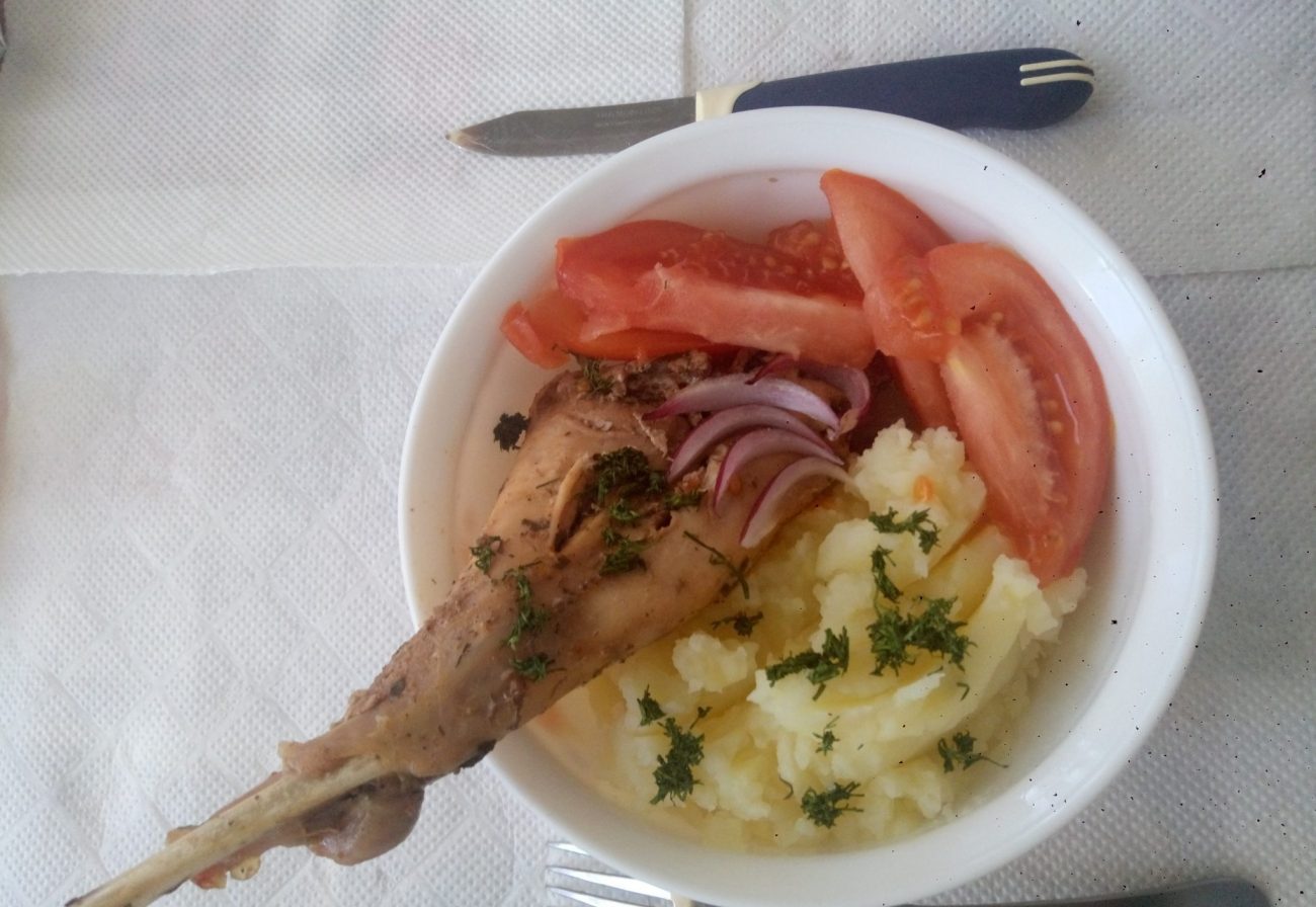 Жаренный кролик с помидорами на вине