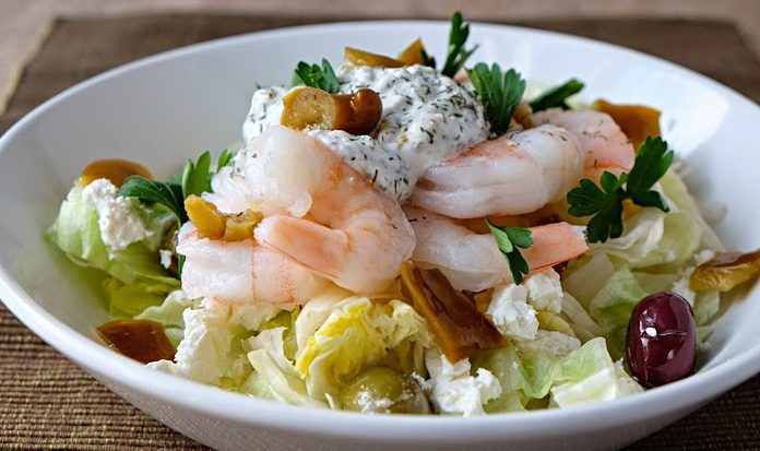 Капустный салат с креветками и сыром фета