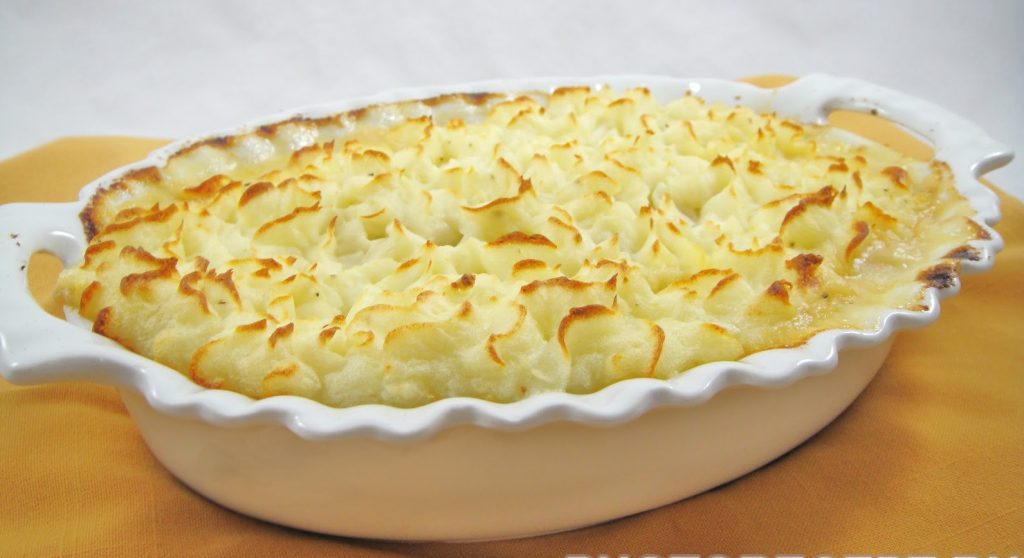 Запеканка из картофельного и овощного пюре с курицей