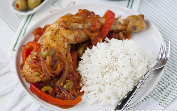 Курица с перцем и оливками по-испански
